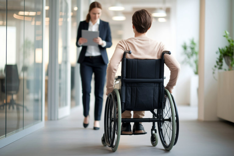 personne-fauteuil-bureau-accessible-consultant